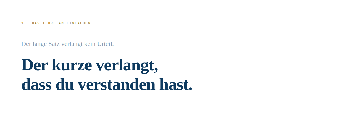 Typografische Komposition auf wei&szlig;em Hintergrund. Oben links das Label "VI. Das Teure am Einfachen" in kleiner goldener Kapit&auml;lschrift. Darunter in mittelblauer Serifenschrift, klein: "Der lange Satz verlangt kein Urteil." Direkt darunter, deutlich gr&ouml;&szlig;er und in dunklem Navy, fett: "Der kurze verlangt, dass du verstanden hast."